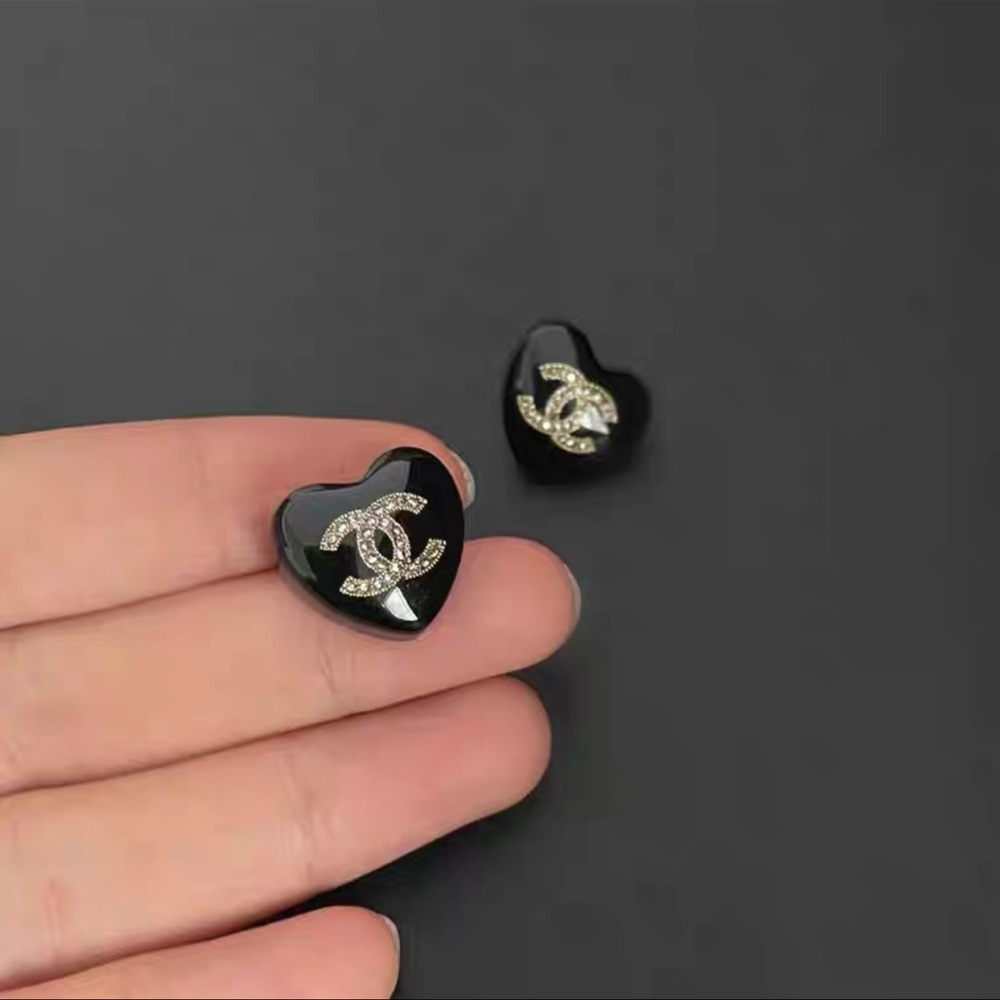 Pearl stud earrings NEW